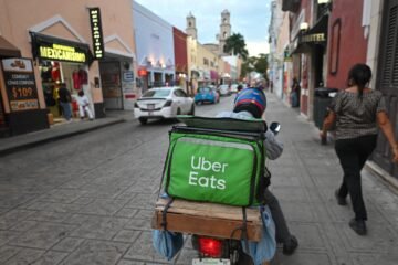 Uber Eats acumula 136 millones en contingencias legales y fiscales por clasificar a sus repartidores como autónomos