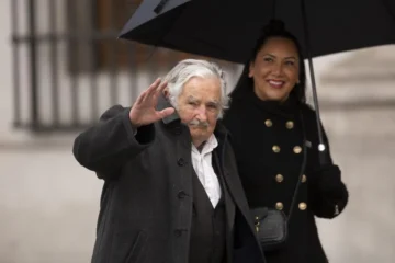 Operan a José Mujica para colocarle una prótesis en el esófago