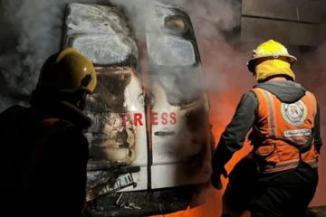 Israel mata a cinco periodistas al bombardear su furgoneta junto a un hospital en el centro de Gaza