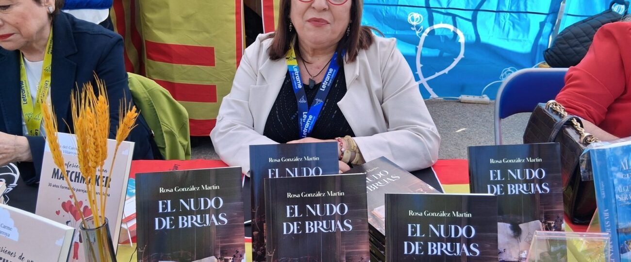 Rosa González Martín firmó su nueva novela El nudo de brujas en la parada de la Editorial Letrame