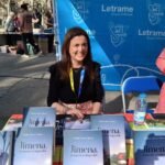 La escritora y pediatra Cristina Álvarez Álvarez firmó su primera novela, Jimena, la muerte es imposible, en Sant Jordi 2025 de la mano de Editorial Letrame