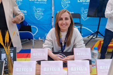 María Pérez Perales presentó Maresía. Bajo un cielo rosicler en Sant Jordi 2025 con la Editorial Letrame