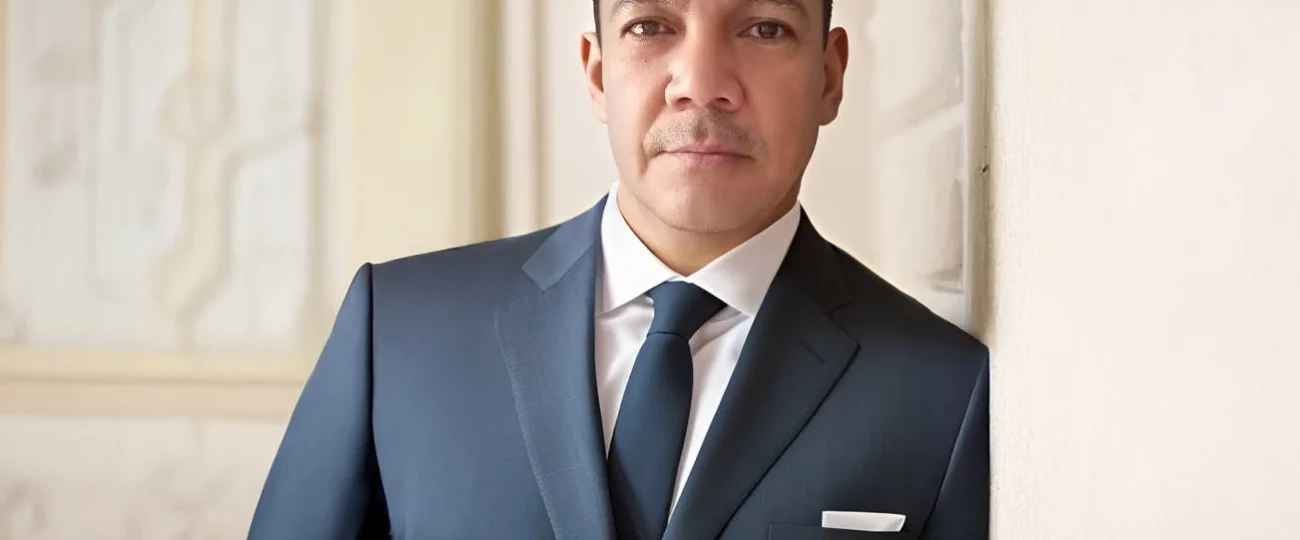 Oscar Martínez Montes emociona con su primer libro de poesía, una obra nacida desde el alma