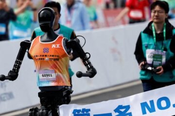 China pone a correr a sus robots en el primer medio maratón del mundo entre humanos y humanoides