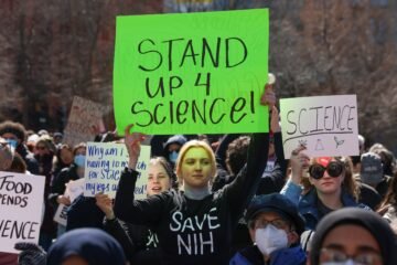 Académicos de 11  países denuncian que “Estados Unidos se ha convertido en un régimen autoritario” y “hostil” hacia la ciencia