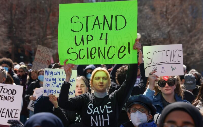 Académicos de 11  países denuncian que “Estados Unidos se ha convertido en un régimen autoritario” y “hostil” hacia la ciencia
