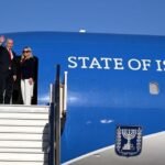 Netanyahu ordena bombardear los puertos de Yemen mientras vuela hacia Washington