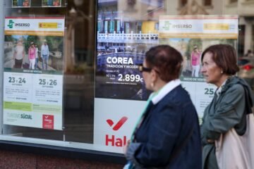 “Consigue unas vacaciones por 50 euros para tu abuela”: Derechos Sociales pide a los jóvenes que ayuden a los mayores a sacarse viajes del Imserso