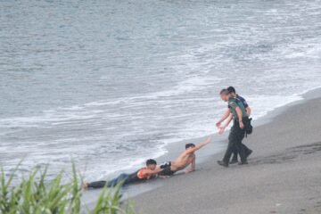Un centenar de migrantes trata de cruzar a nado a Ceuta en una noche de fuerte presión migratoria en la frontera sur