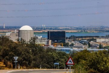 Almaraz, el pueblo que vive de la energía nuclear: “Aquí no vas a encontrar a nadie que quiera el cierre de la planta”