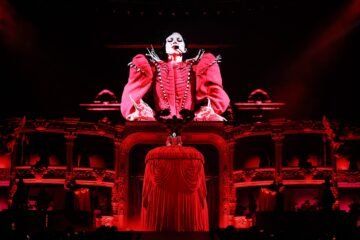 Baila o muere: Lady Gaga arrasa con una  tenebrosamente luminosa ópera pop en el Sant Jordi