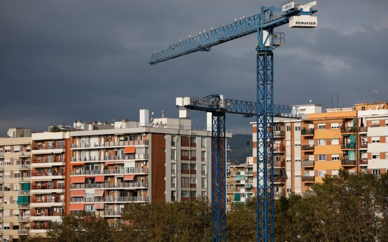 El euríbor vuelve a subir y encarece las hipotecas con revisión semestral por primera vez en casi dos años