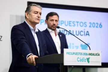 El consejero andaluz de Salud se reúne durante horas con Amama, que critica las “infamias” que han recibido por la crisis de los cribados