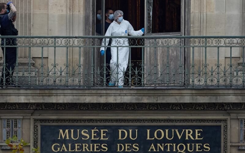 Los dos detenidos por el robo en el Louvre reconocen “parcialmente” su participación en los hechos
