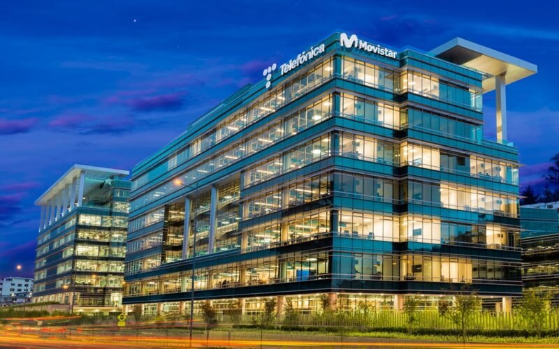 Telefónica cierra la venta de su filial de Ecuador a Millicom por 329 millones
