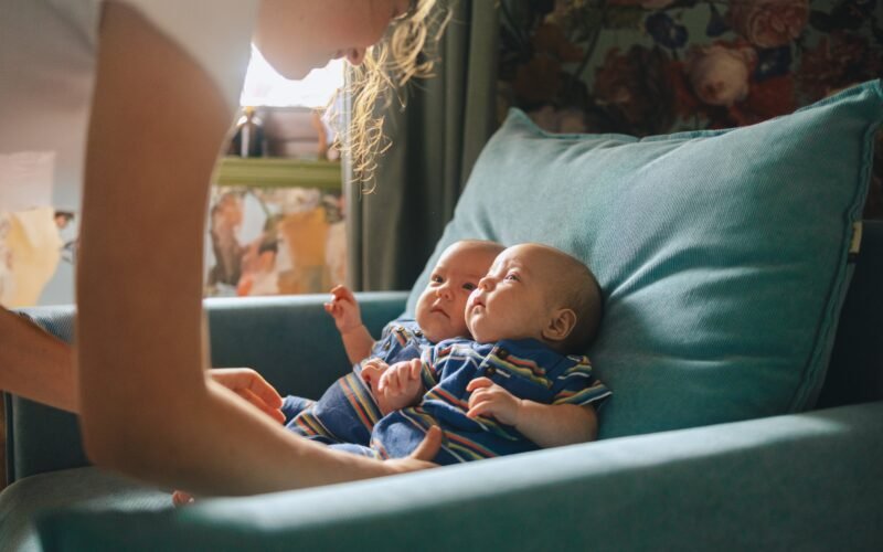 ¿El entrelazamiento cuántico puede explicar fenómenos de comunicación a distancia entre gemelos o de un hijo con su madre?