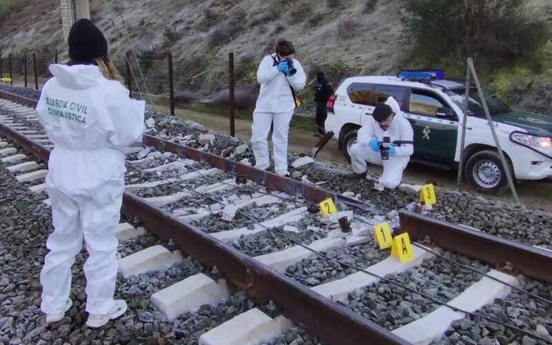 La investigación de Adamuz se centra en el carril nuevo seccionado y su soldadura con otro raíl en uso