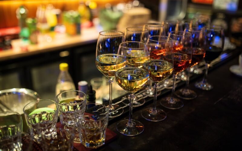 La OMS alerta de que los bajos impuestos al alcohol y a las bebidas azucaradas disparan los riesgos para la salud