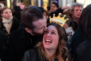 ¿Por qué sonreímos? El cerebro orquesta las expresiones faciales como una sinfonía