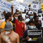 Papeles para salir de las sombras: un informe calcula que en España residen unas 840.000 personas de forma irregular