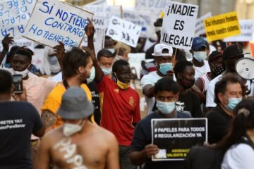 Papeles para salir de las sombras: un informe calcula que en España residen unas 840.000 personas de forma irregular