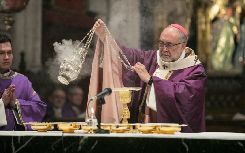 Cuatro asociaciones de víctimas piden al Papa el cese del arzobispo de Oviedo por criticar el acuerdo sobre la pederastia