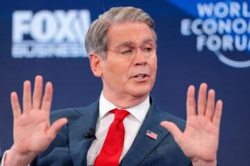 Por qué Bessent se presta a intervenir en el yen una década después de hundirlo