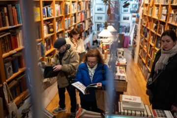 Los españoles leen cada día más, pero compran cada vez menos en su librería de barrio