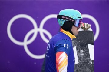 Lucas Eguíbar, derribado y eliminado en cuartos de final de snowboard cross