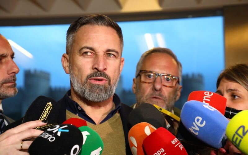 Abascal advierte a Feijóo de que el PP ha sacado en Aragón menos del doble de diputados que Vox