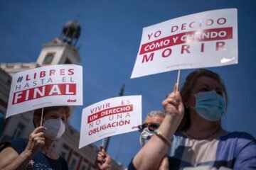 El padre de Noelia, la mujer de 25 años que espera una eutanasia desde 2024, pide al Constitucional que paralice el proceso