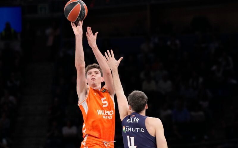 El Valencia Basket arrasa a Baskonia en la Euroliga con una primera parte de récord con 68 puntos