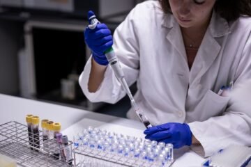 Las publicaciones científicas se fían menos de las investigadoras