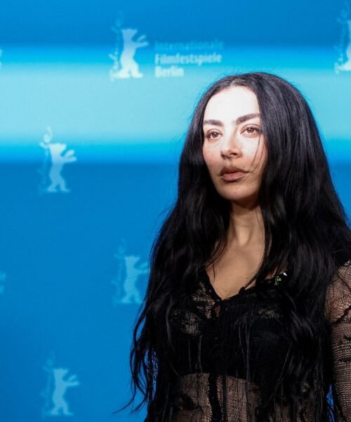 Charli XCX revoluciona la Berlinale: “Siento que estoy empezando en el cine”