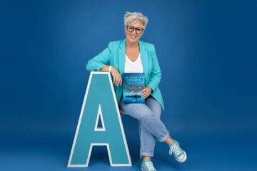 ANA MARÍA OCHOA PÉREZ PUBLICA ‘EL ABRAZO DE LAS MAREAS’, UNA MONUMENTAL NOVELA SOBRE LA MEMORIA, LAS MUJERES DEL MAR Y EL AMOR RECLAMADO