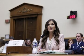 Trump releva a Kristi Noem para bajar la presión sobre sus excesos migratorios