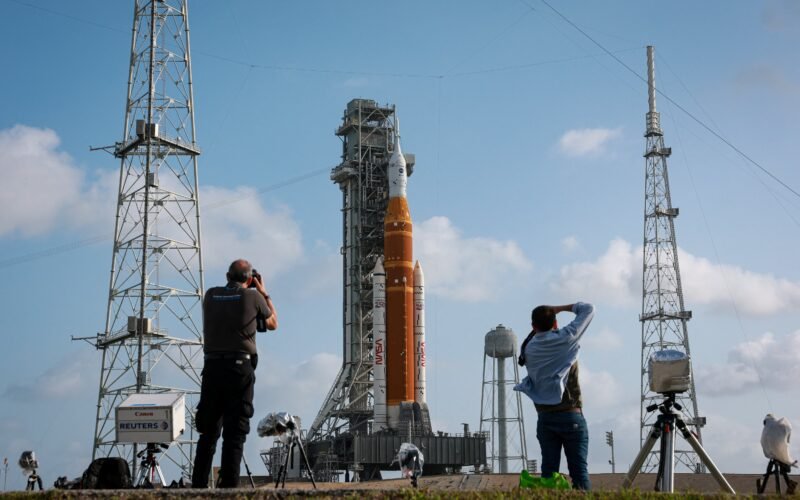 La NASA prepara la cuenta atrás para la primera misión tripulada a la Luna en medio siglo: “Esto va en serio”