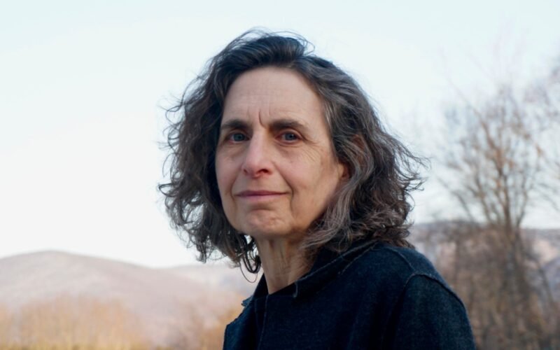 Elizabeth Kolbert, periodista: “Es posible que la IA nos permita comunicarnos con las ballenas y lo primero que les diría es ‘lo siento”