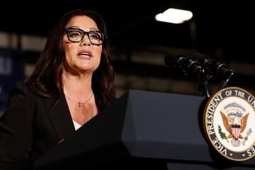 El Gobierno de Trump vuelve al caos de su primer mandato con tres despidos