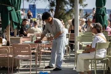 Cataluña vuelve a superar a Madrid en afiliados a la Seguridad Social gracias al tirón del turismo