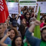 Las jornadas de huelga se dispararon en 2025 entre los funcionarios y cayeron en las empresas privadas