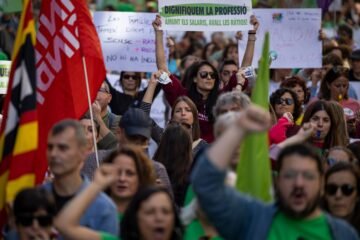 Las jornadas de huelga se dispararon en 2025 entre los funcionarios y cayeron en las empresas privadas