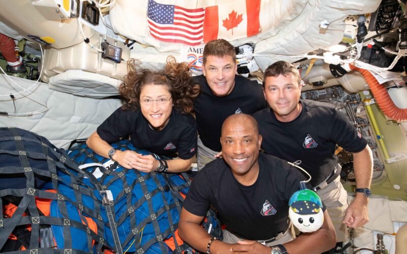 Las curiosidades de Artemis 2: un peluche astronauta, una editora de Wikipedia en el espacio y guiños de publicidad encubierta