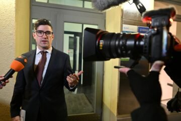 Vox se suma a una cumbre contra el “suicidio étnico” de la Europa “blanca”