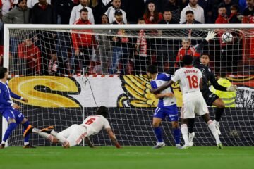 El Sevilla respira a costa de un Atlético con la mente puesta en la Champions y la final de Copa