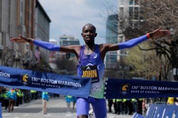 John Korir le regala un récord del circuito al Maratón de Boston, que cumple 130 ediciones