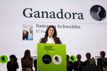 “¿Por qué perder el tiempo en 250 páginas si puedo contarlo en 20?”: la escritora Samanta Schweblin, ganadora del premio Aena, en siete cuentos