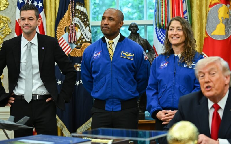 Trump se burla de las orejas del jefe de la NASA delante de los astronautas que fueron a la Luna: “Tiene superoídos”