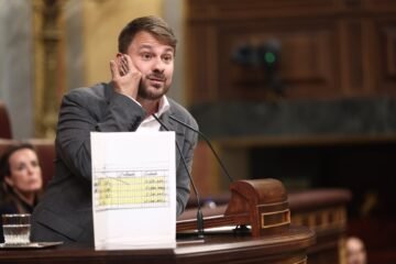 El PP propone bajar de 1.800 a 900 euros la renta para declarar a una familia vulnerable