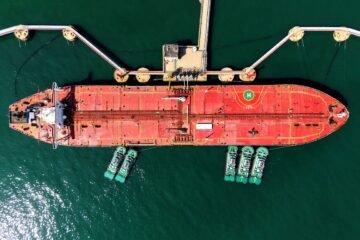 Por qué la rebaja del precio del petróleo tardará en llegar al surtidor de gasolina